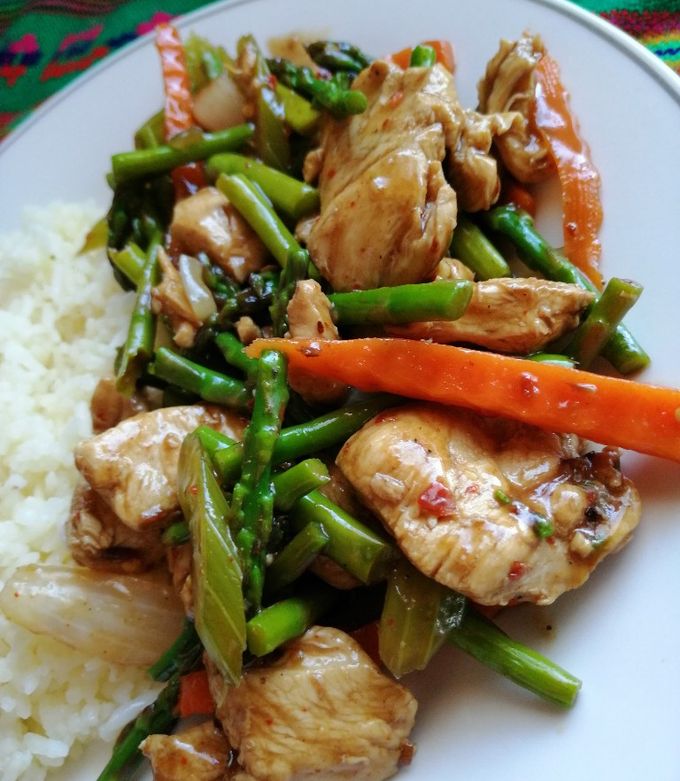 Una foto de Pollo con espárragos salteados
