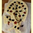 Foccacia de romero, olivas negras y tomates secos