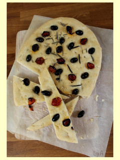 Una foto de Foccacia de romero, olivas negras y tomates secos