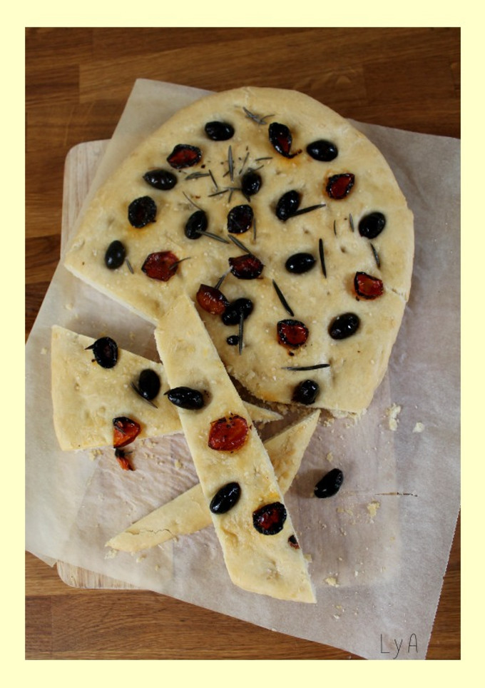 Una foto de Foccacia de romero, olivas negras y tomates secos