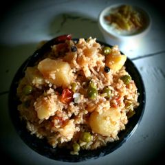 A picture of Potato Peas Pulao.
