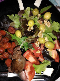 Una foto de Ensalada con morcilla