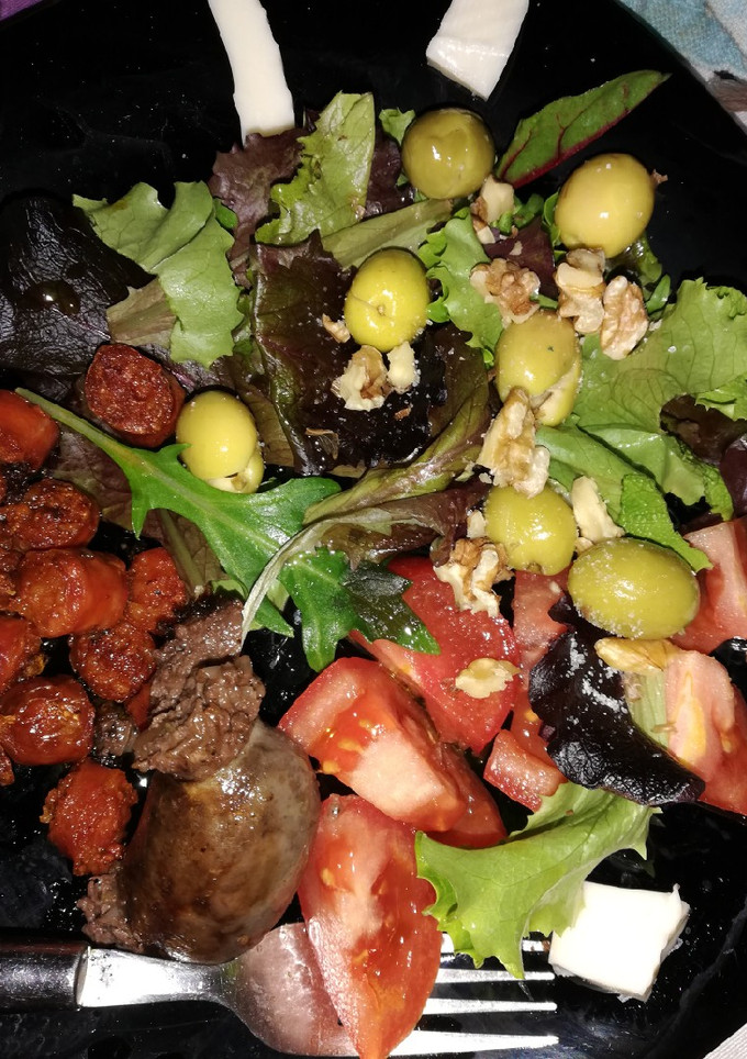Una foto de Ensalada con morcilla