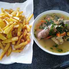 Una foto de Pollo mariscal con papas fritas 😋