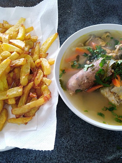 Una foto de Pollo mariscal con papas fritas 😋
