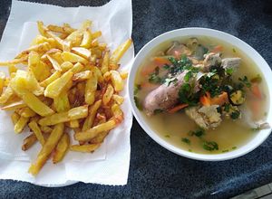 Una foto de Pollo mariscal con papas fritas 😋