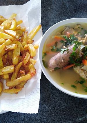Una foto de Pollo mariscal con papas fritas 😋