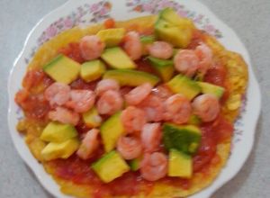 Una foto de Tostada de plátano, hogao y camarones