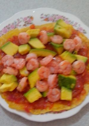 Una foto de Tostada de plátano, hogao y camarones