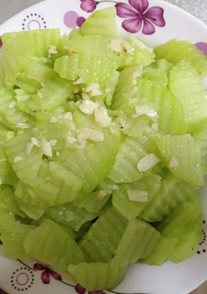 Hình của món Su su xào tỏi.
