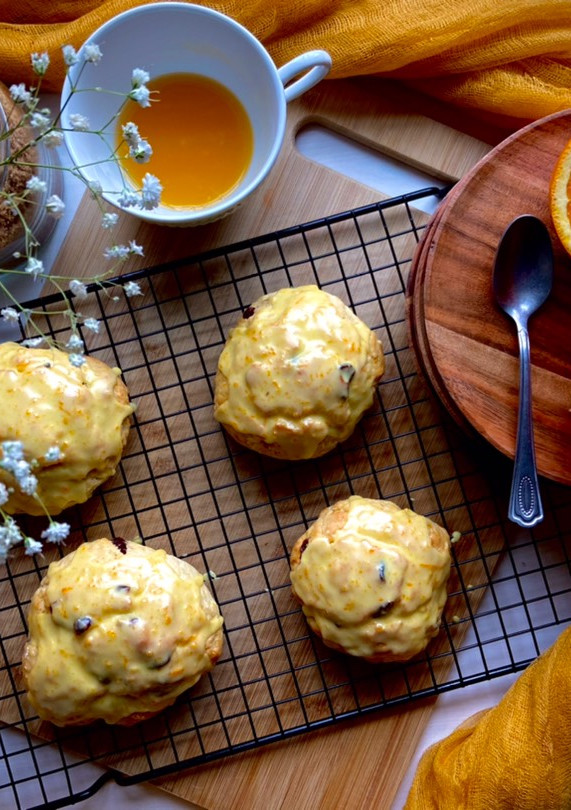 Una foto de Scones de naranja con grosellas!!