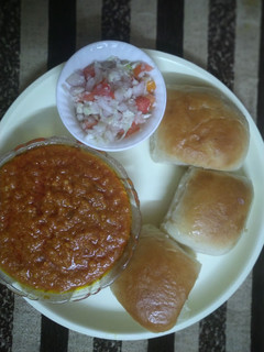 પાવભાજી(pav bhaji recipe in gujarati) રેસીપી મુખ્ય ફોટો