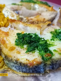 Una foto de Merluza a la plancha con arroz de curry