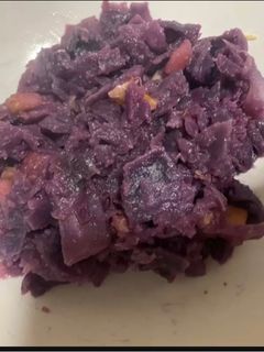 Una foto de Coliflor morada con manzana y nueces