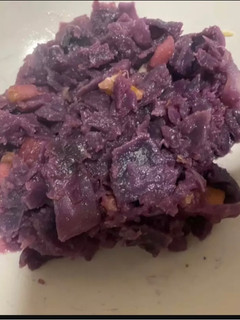 Una foto de Coliflor morada con manzana y nueces