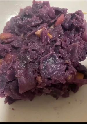 Una foto de Coliflor morada con manzana y nueces