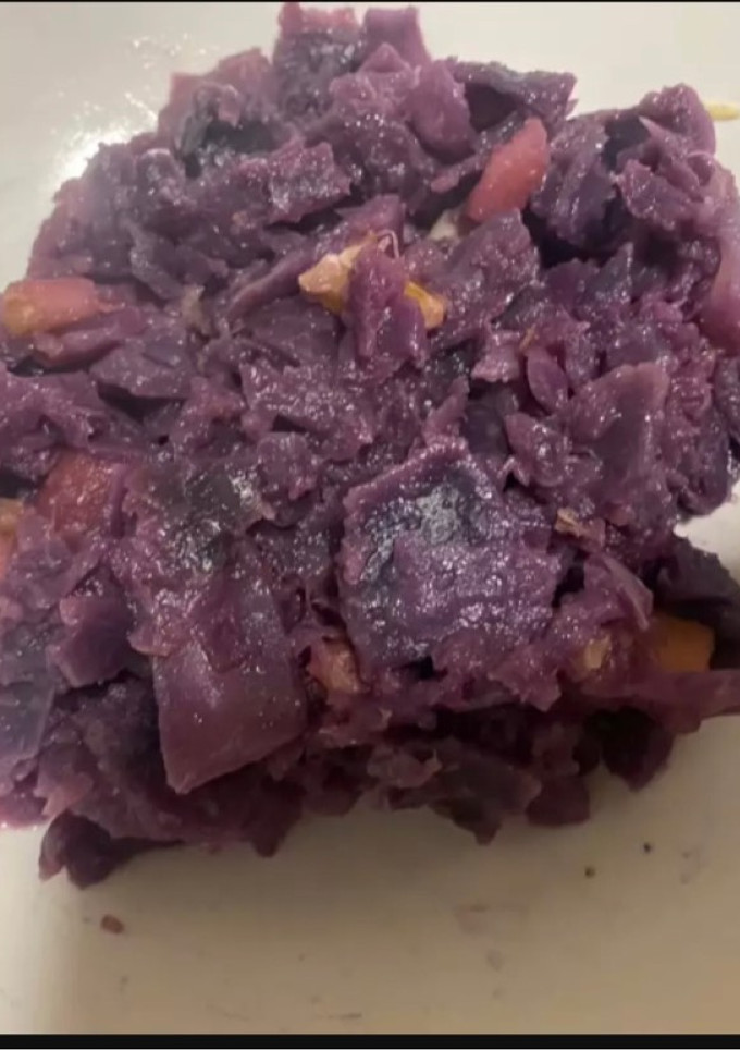 Una foto de Coliflor morada con manzana y nueces