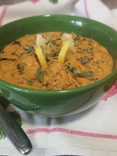 Una foto de Hummus de garbanzos con tahini y pimiento rojo