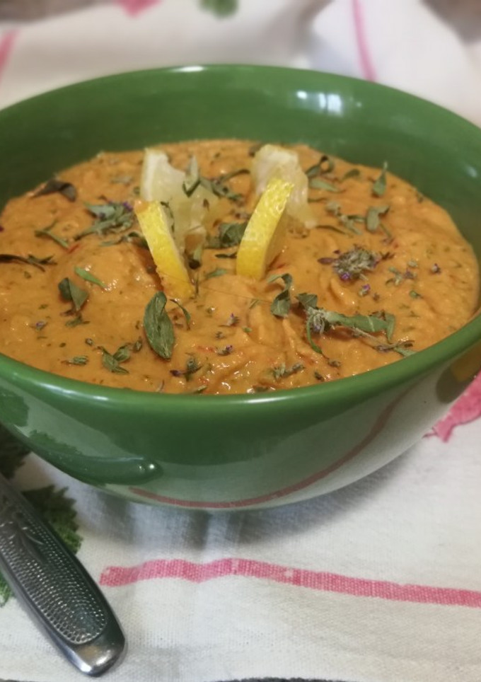 Una foto de Hummus de garbanzos con tahini y pimiento rojo