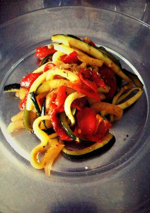 Una foto de Spaguettis de calabacín con verdura