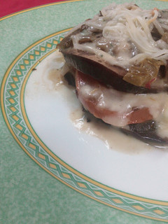 Una foto de Ratatouille con queso azul