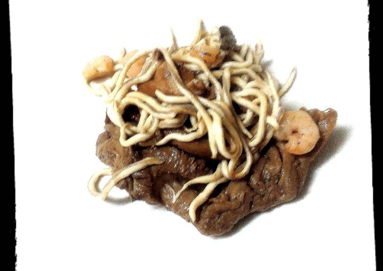 Revuelto de setas, gulas y gambas