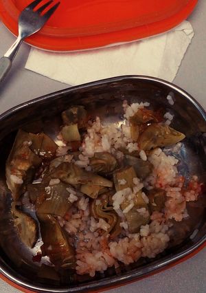 Una foto de Arroz con alcachofas y salsa agripicante