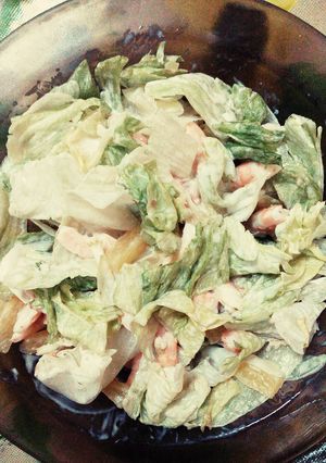 Una foto de Ensalada tropical con salsa roquefort