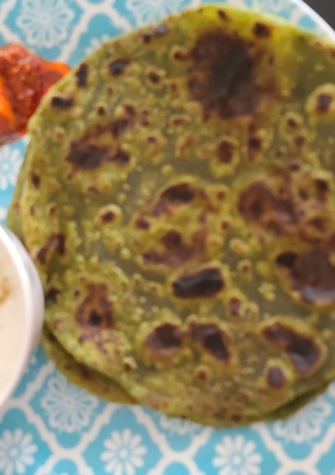 પાલક પરાઠા (Palak Paratha Recipe In Gujarati) રેસીપી મુખ્ય ફોટો