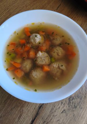 Tavaszi zöldségleves májgombóccal recept fotója
