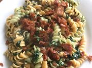 Una foto de pasta con espinaca y beicon