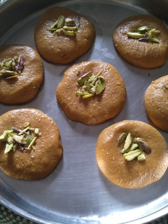 बेसन पेडा (besan peda recipe in Hindi) रेसिपी मुख्य फोटो