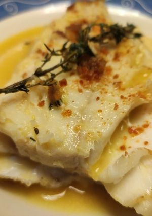 Una foto de Bacalao Skrei sobre Parmentier de Pimentón de La Vera con Salsa