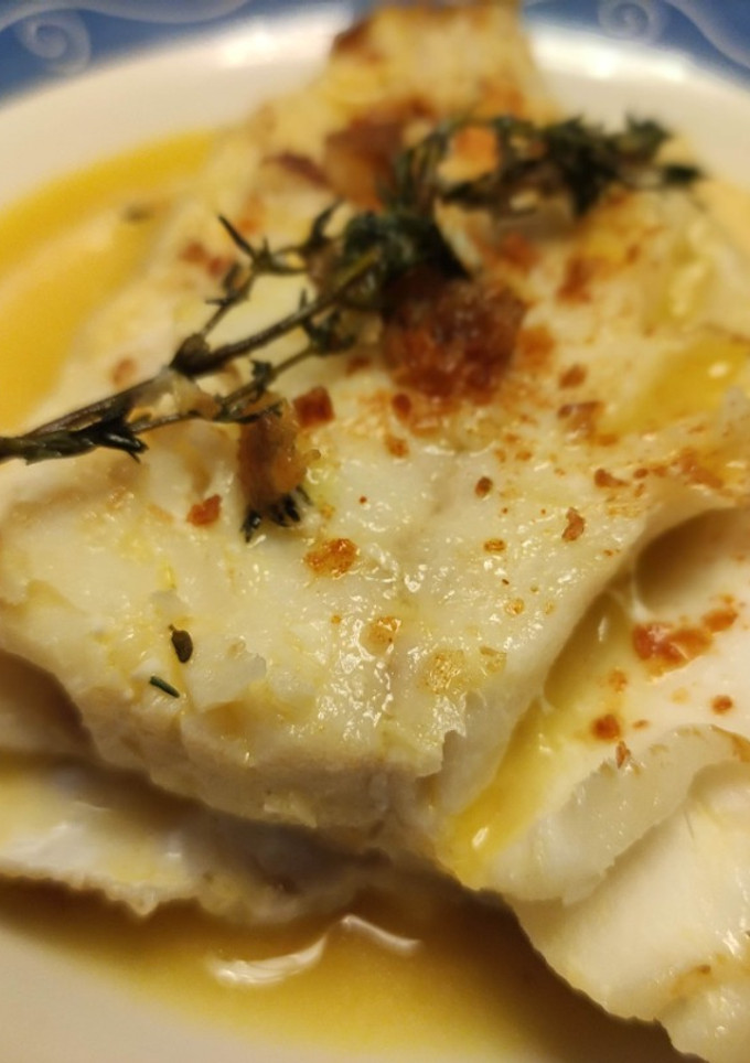 Una foto de Bacalao Skrei sobre Parmentier de Pimentón de La Vera con Salsa