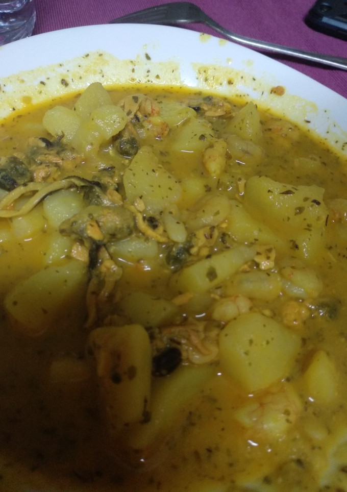 Una foto de Patatas a la marinera con mejillones y gambas