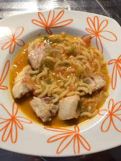 Una foto de Corvina con fideos