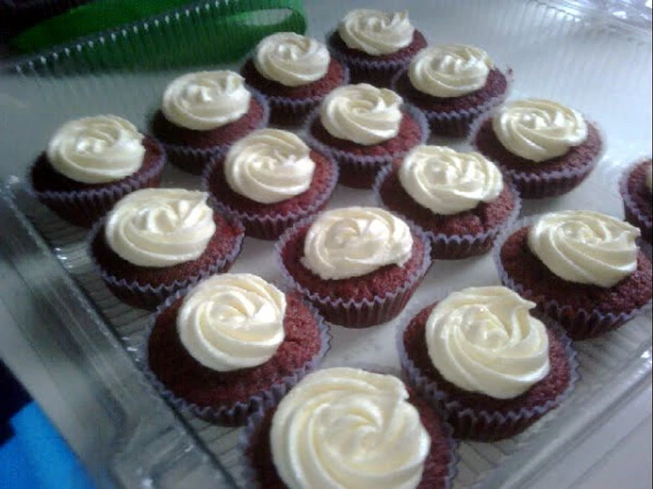 Recipe delicious red velvet cupcakes topped with creamy cream cheese the  Makes Drooling Tasty