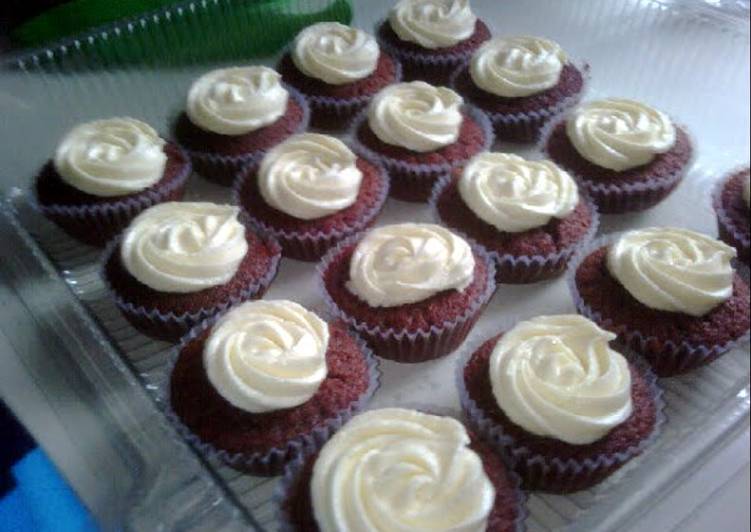 Recipe of Homemade delicious red velvet cupcakes topped with creamy cream cheese