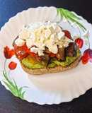 Tosta de pesto, verduras asadas y feta
