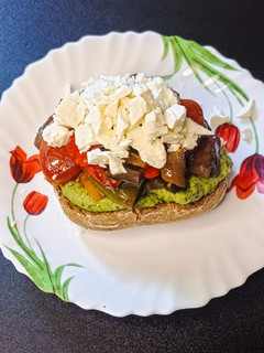 Una foto de Tosta de pesto, verduras asadas y feta