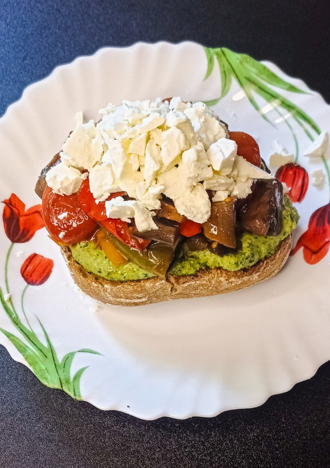 Una foto de Tosta de pesto, verduras asadas y feta
