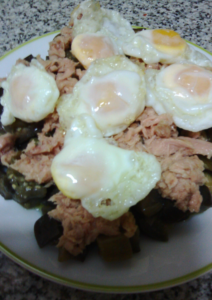 Una foto de Berenjena con atun