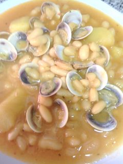 Una foto de Habichuelas con almejas