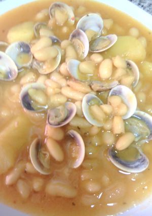 Una foto de Habichuelas con almejas
