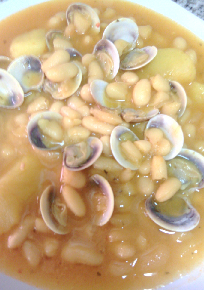 Una foto de Habichuelas con almejas