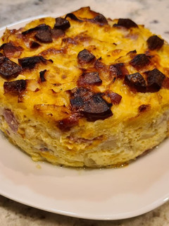 Una foto de Tortilla de calabacín y salchichas al horno