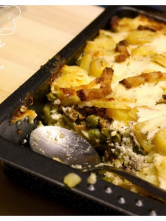 Rakott burgonya zöldborsós-darált húsos raguval recept fotója