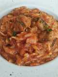 Risotto de orzo con tomate, butifarra y berenjenas