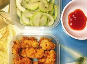 Hình của món Cơm tối 1 (bí xào + lườn gà chiên xù).