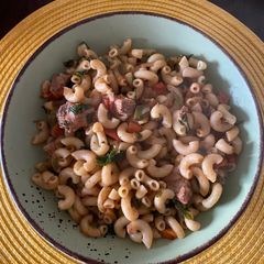 A picture of Macaroni with chicken.